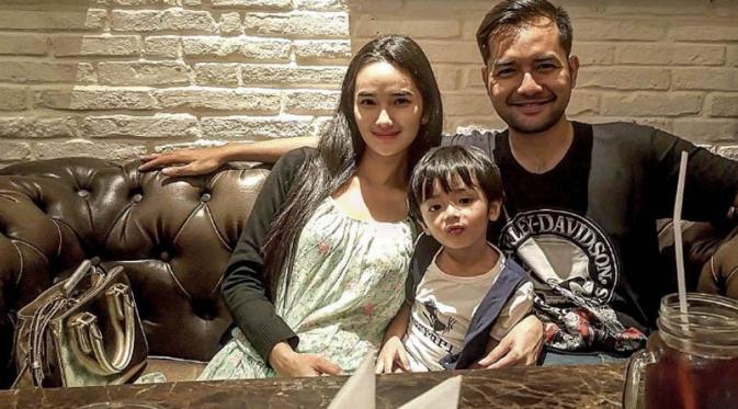 Faby Marcelia bersama suami, Revand Narya dan putranya. (Instagram)