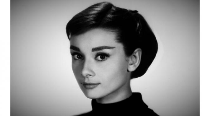 Dalam sebuah karya fotografi, Dian Sastro tampil cantik menyerupai artis legendaris Audrey Hepburn.