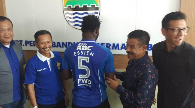 Michael Essien diperkenalkan sebagai pemain baru Persib Bandung (Foto: Kukuh Saokani/Liputan6.com)