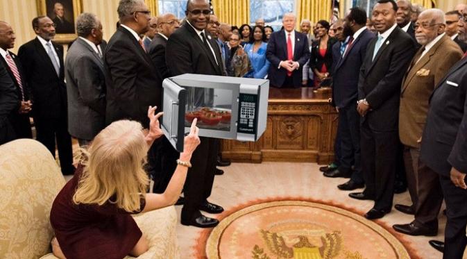 Salah satu meme yang beredar menunjukkan Conway tengah mengambil foto menggunakan microwave (Twitter/SuePesznecker)