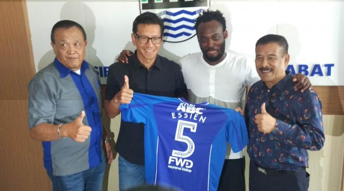 Persib Bandung perkenalkan Michael Essien sebagai pemain anyar. (Foto: Kukuh Saokani/Liputan6.com)