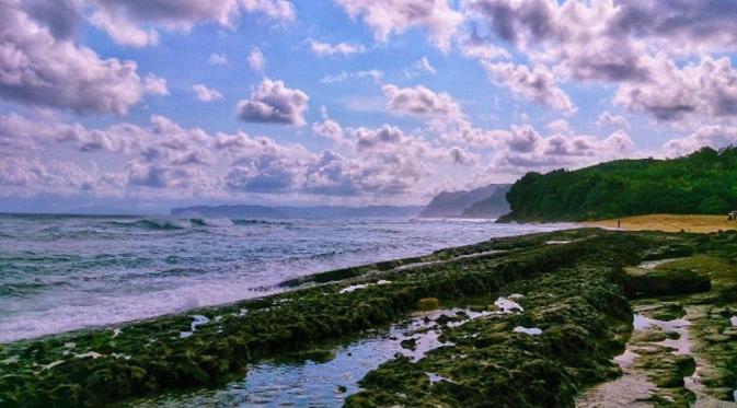 Pantai Molang, Tulungagung, Jawa Timur. (noviana_armansyah/Instagram)