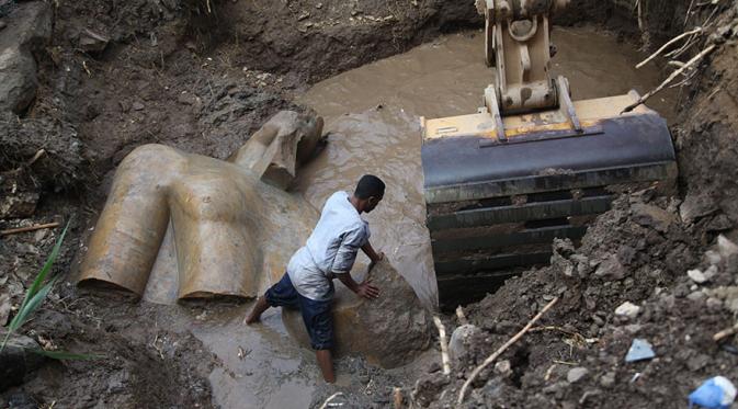 Potongan patung Firaun dari 3000 tahun lalu ditemukan di Kairo, Mesir. (Via: boredpanda.com)