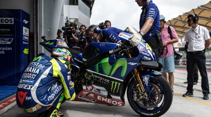 Valentino Rossi masih belum menemukan chemistry dengan motor Yamaha terbaru YZR-M1. (AFP/Mohd Rasfan)