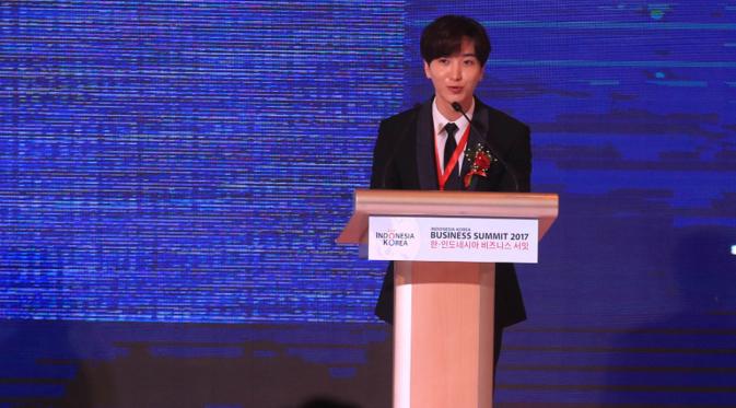 Leeteuk Super Junior jadi pembicara saat menghadiri acara Indonesia-Korea Business Summit 2017 di di Hotel Shangri-La, Jakarta, Selasa (14/3/2017). (Liputan6.com/Herman Zakaria)