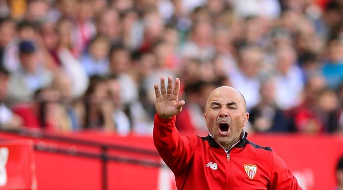 Pelatih Sevilla, Jorge Sampaoli harus memutar otak untuk mendapat hasil terbaik saat lawan Barcelona, dinihari WIB nanti. (AFP/CRISTINA QUICLER)