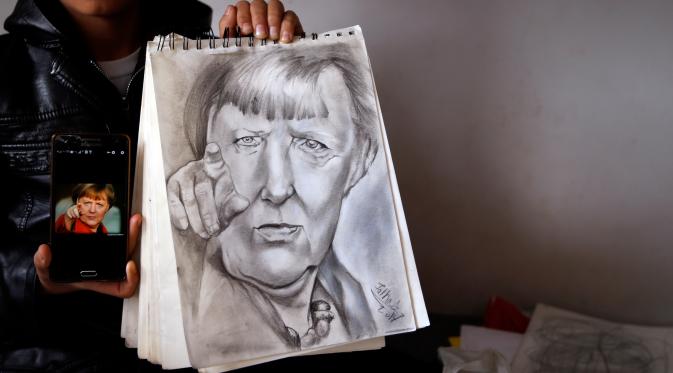 Farhad Nouri memperlihatkan lukisan Kanselir Jerman Angela Merkel yang dibuatnya, di kamarnya di dekat Belgrade, Serbia, 13 Maret 2017. Bocah Afganistan berusia 10 tahun ini dikenal dengan julukan Little Picasso karena bakat seninya. (AP/Darko Vojinovic)