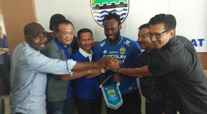 Michael Essien bersama manajemen Persib Bandung. (Liputan6.com/Kukuh Saokani)