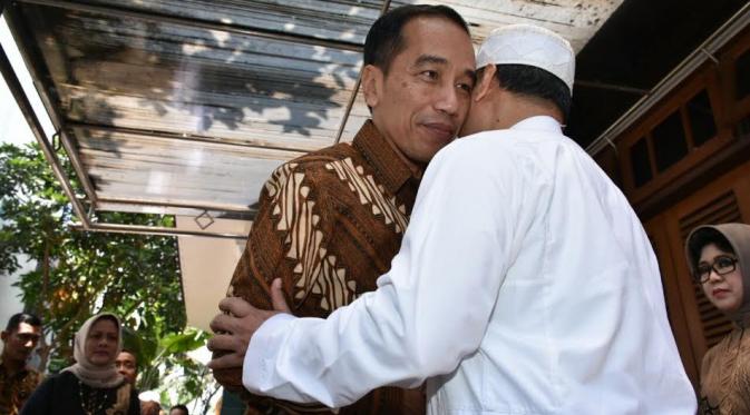Jokowi saat menjenguk KH Hasyim Muzadi. (Liputan6.com/Dicky B)