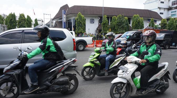 Rombongan pengemudi GoJek melintas di depan Balai Kota Solo, Jateng. (Liputan6.com/Fajar Abrori)