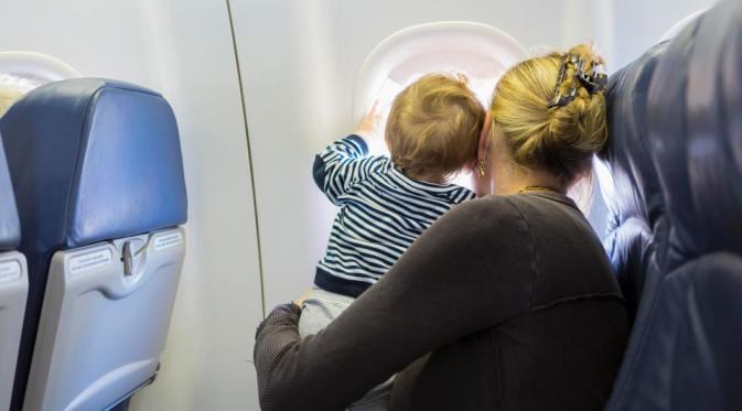 Bayi di dalam pesawat terbang. (Getty)