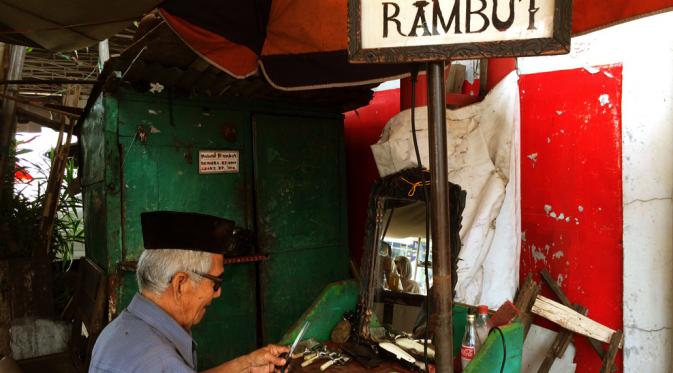 Mbah Karduyun (87), tukang cukur rambut di bawah pohon rindang, kawasan Jalan Tentara Pelajar, Kota Cirebon, Jabar. (Liputan6.com/Panji Prayitno)