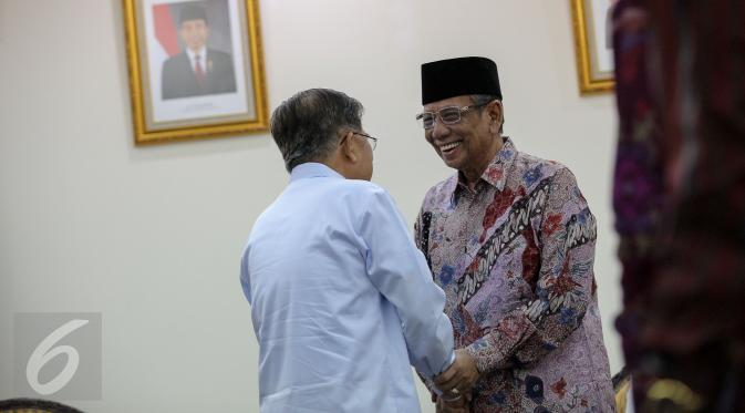 Wakil Presiden Jusuf Kalla menerima Sekjen International Conference for Islamic Scholars (ICIS), KH Hasyim Muzadi di Kantor Wakil Presiden, Jakarta, Senin (26/10/2015).  (Liputan6.com/Faizal Fanani)