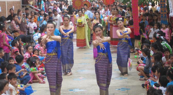 Festival Songkran di Chiang Mai, Thailand. (teachersnotes.net)