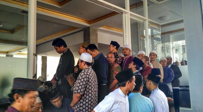 Jemaah tengah menunggu salat jenazah KH Hasyim Muzadi di Pesantren Al Hikam Malang. (Foto: Haqi)