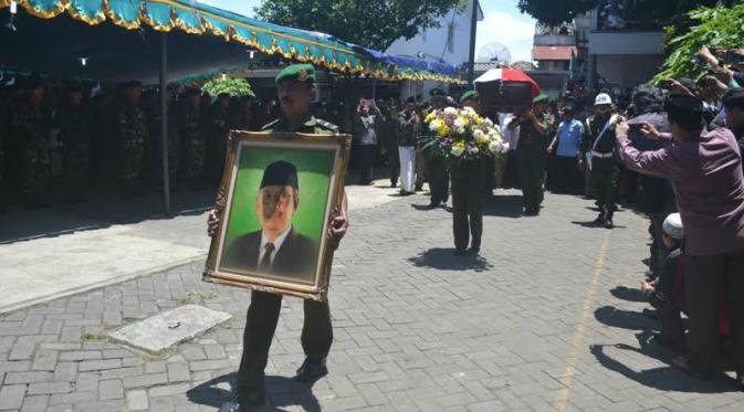 Jenazah Hasyim Muzadi diberangkatkan ke Jakarta (Liputan6.com/ Zainul Arifin)