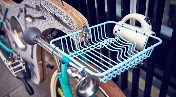 Sepeda ini dari alat dapur. Keranjangnya dari rak gelas. (Via: boredpanda.com)
