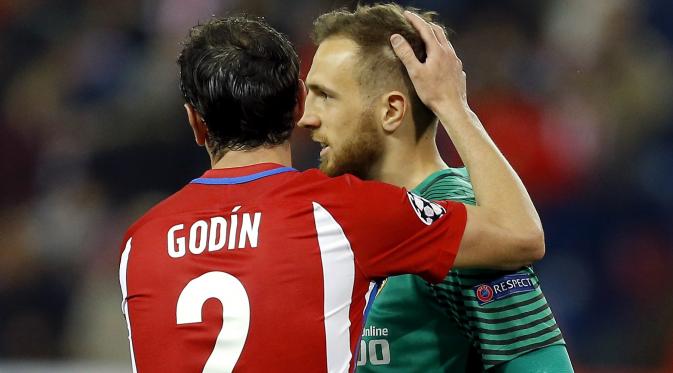 Diego Godin (kiri) dan Jan Oblak merupakan salah satu alasan mengapa pertahanan Atletico Madrid begitu kuat. (AP Photo/Francisco Seco)