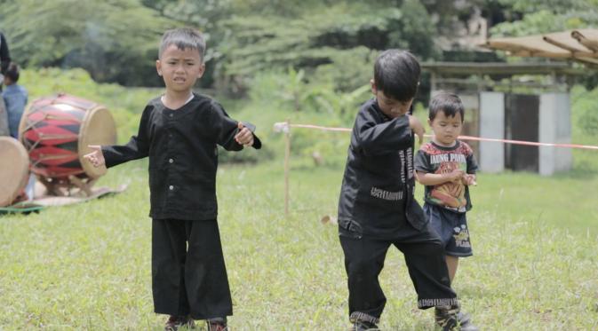 Dua Anak Laki-Laki Menari Sebelum Pertandingan Benjang (Liputan6.com/Balgo Marbun)