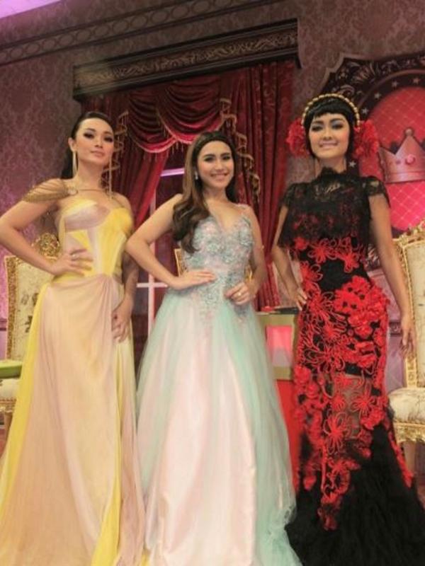 Julia Perez mengunggah foto bersama Ayu Ting Ting dan Zaskia Gotik (Instagram/@juliaperrezz)