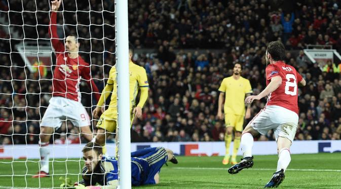 Proses terjadinya gol tunggal Manchester United ke gawang FC Rostov yang dicetak Juan Mata. Gol kemenangan Setan Merah tercipta pada menit ke-70 setelah Mata memanfaatkan umpan Zlatan Ibrahimovic. (AFP/Oli Scarff)