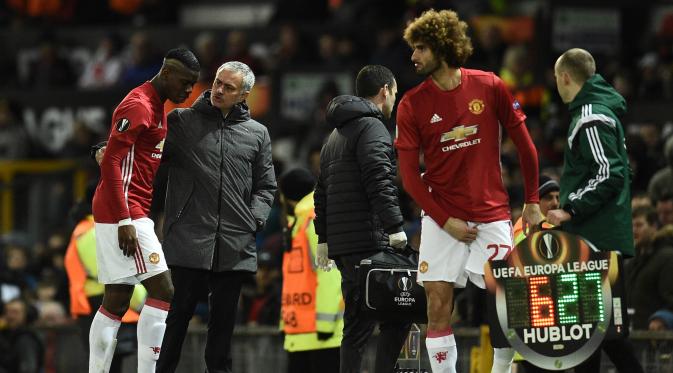 Gelandang Manchester United (MU), Marouane Fellaini, bersiap menggantikan Paul Pogba yang cedera saat melawan FC Rostov. (AFP/Oli scarff)