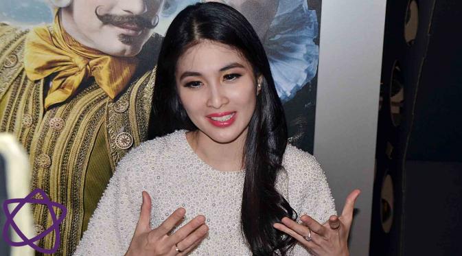 Sandra Dewi punya cara sendiri untuk bagi waktu antara syuting dan mengurus suami. (Deki Prayoga/Bintang.com)