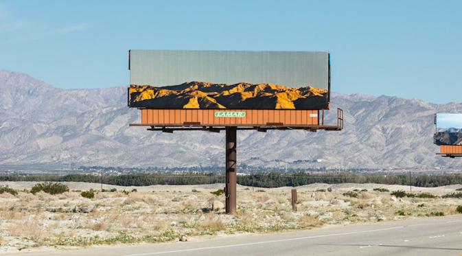 Iklan billboard diubah jadi gambar pemandangan oleh Jennifer Bolande. (Via: boredpanda.com)