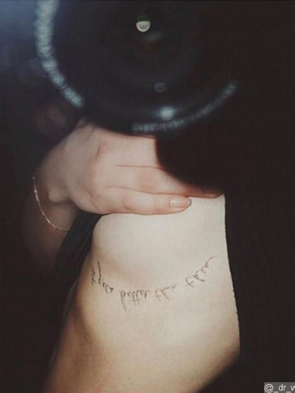 Salah satu tato Chloe Moretz. (Instagram - @_dr_woo_)