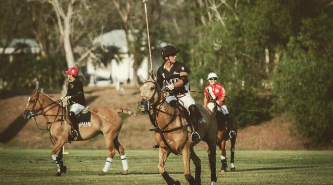 Pangeran Abdul Mateen saat bermain polo (Instragram/tmski)