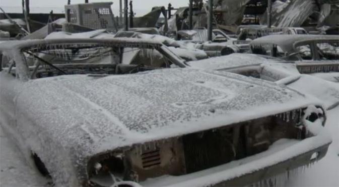 40 mobil klasik dan 40 traktor yang dikumpulkan sejak 40 tahun silam hangus terbakar di sebuah gudang di Alberta, Kanada.