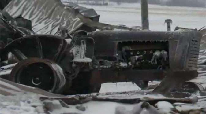 40 mobil klasik dan 40 traktor yang dikumpulkan sejak 40 tahun silam hangus terbakar di sebuah gudang di Alberta, Kanada.