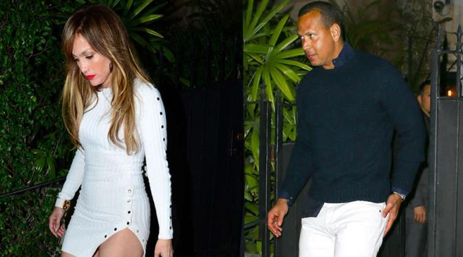 Jennifer Lopez dan Lex Rodriguez sudah tak malu memamerkan kemesraan di depan publik. Belum memberikan pernyataan secara langsung, keduanya tampak sedang berlenggang bersama di Miami. (doc.eonline.com)