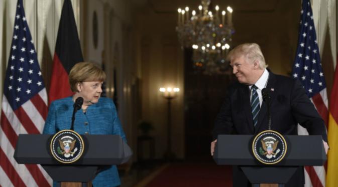 Angela Merkel memberikan tatapan aneh kepada Donald Trump