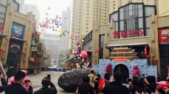 Seorang pria di Tiongkok melamar kekasihnya menggunakan batu meteor seberat 33 ton. (foto : Odditycentral.com)