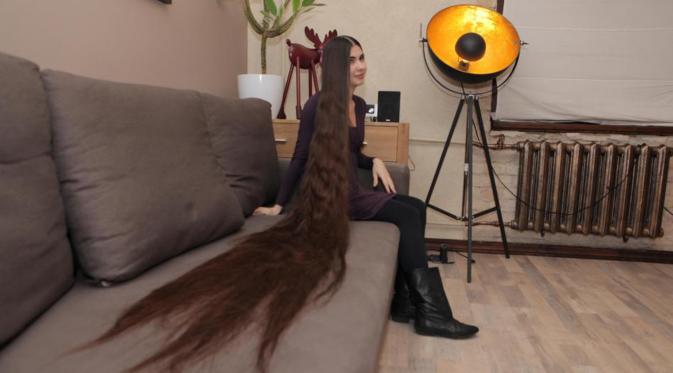 Suami Rafunzel dari Rusia Ini Sudah Menggap Rambut Panjang yang Dimiliki Sang Istri Sebagai Anggota Keluarga Lain. Sehingga Ia Maklum Bila Rambut Panjang Tersebut Butuh Tempat yang Luas (The Sun)
