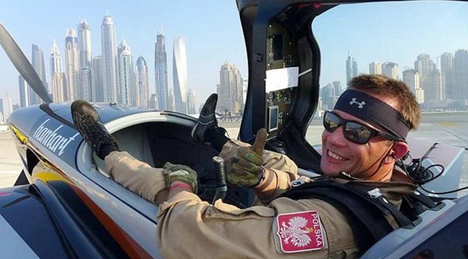 Artur Kielak mengaku sebagai pilot aerobatik ekstrem (Facebook)