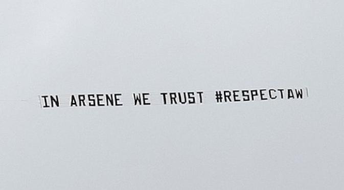 Dukungan untuk Arsene Wenger di laga melawan West Bromwich Albion, Sabtu (18/3/2017). (Ist)