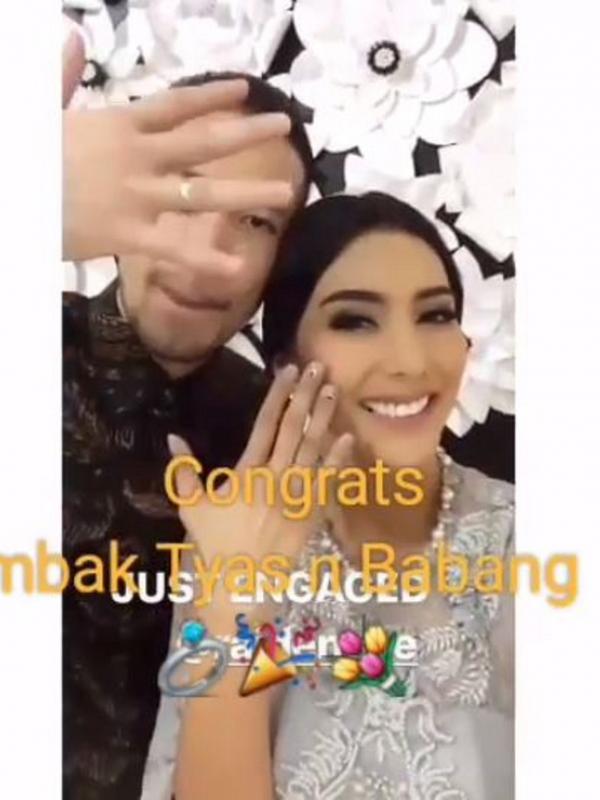 Tyas Mirasih dan Raiden Soedjono memamerkan cincin lamaran (Instagram/@tyasmirasih)