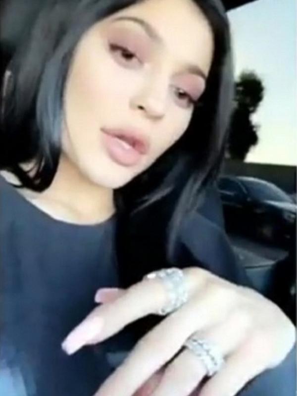 Kylie Jenner memamerkan perhiasan berliannya. (Foto: Dailymail)