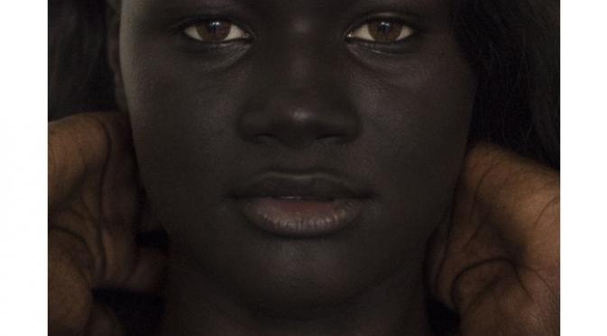 Kulit gelap bukanlah halangan bagi mereka untuk tetap eksis. Dengan warna kulit tersebut para model ini sukses mendapat sorotan tersendiri. (Foto: Nana Agyemang/ Cosmopolitan.com)