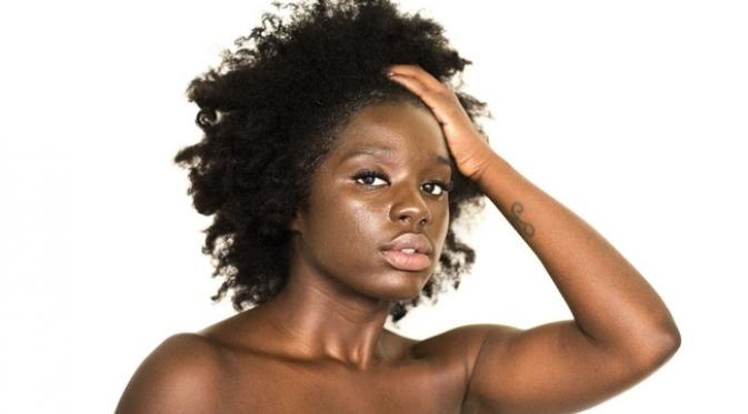 Kulit gelap bukanlah halangan bagi mereka untuk tetap eksis. Dengan warna kulit tersebut para model ini sukses mendapat sorotan tersendiri. (Foto: Nana Agyemang/ Cosmopolitan.com)