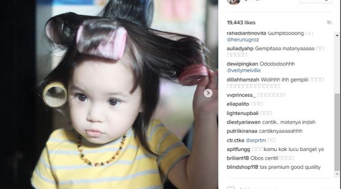 Gempita sudah mulai belajar menata rambut (foto: Instagram) 