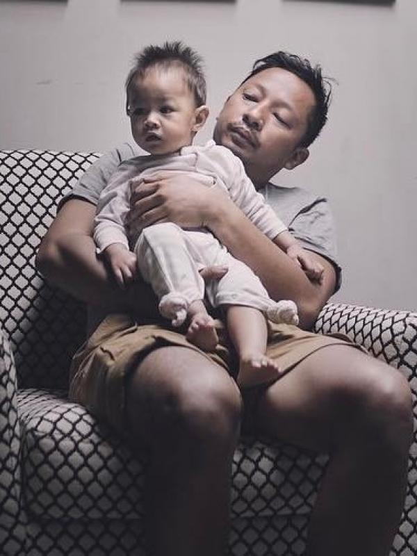 Ringgo Agus Rahman dan putranya, Bjorka.