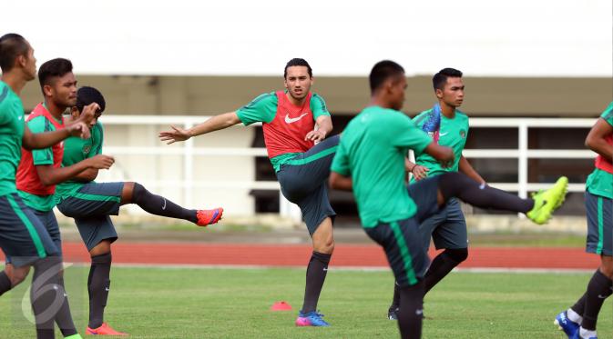 Pemain timnas Indonesia U-22 berlatih di Pakansari, Cibinong, Bogor. (Liputan6.com/Helmi Fithriansyah)