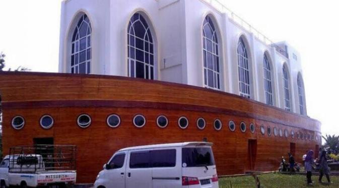 Setelah punya Masjid Raya yang dilengkapi teknologi terkini, Semarang kini punya masjid unik berbentuk bahtera Nabi Nuh.