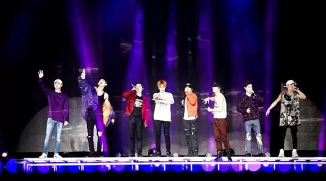 EXO tanpa Lay dalam konser di Malaysia, 18 Maret 2017 (foto: AllKPop)