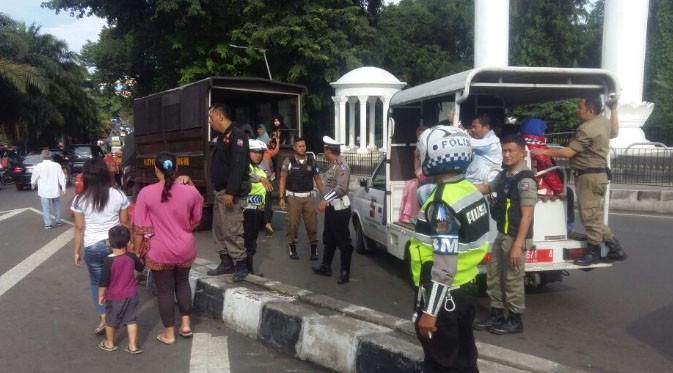 Akibat sopir angkot di Bogor mogok operasi, polisi kerahkan kendaraan dinas angkut warga. (@PolresBogorKota)