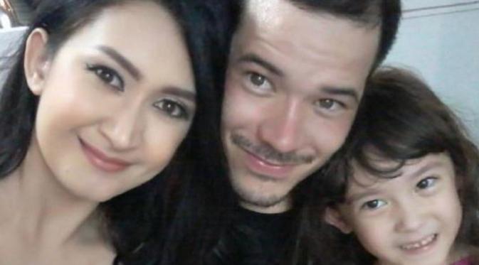 Nafa Urbach mengunggah foto bersama Zack Lee dan putri tercintanya (Instagram/@nafaurbach)