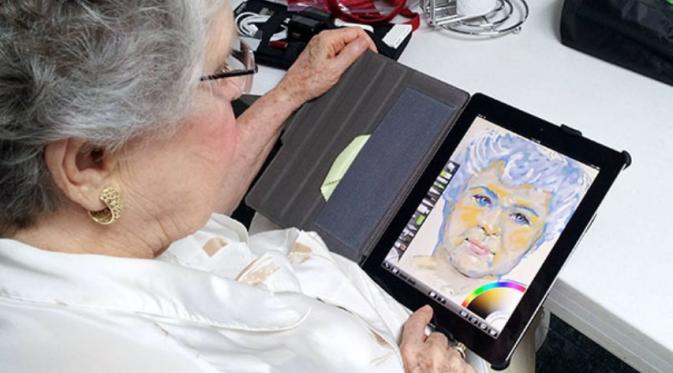 Nenek dikasih iPad pertama kali. (Via: boredpanda.com)